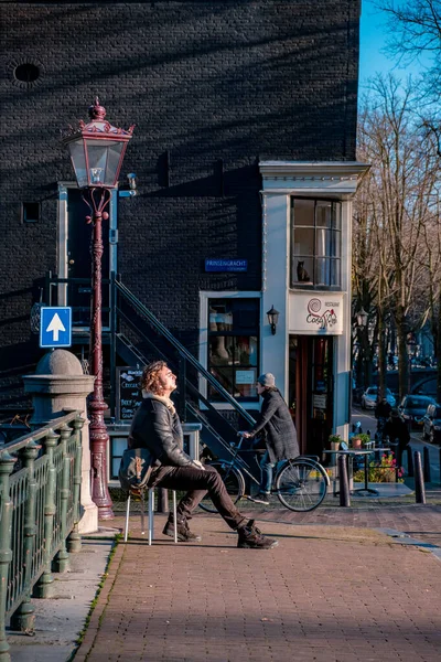 Amsterdam Niederlande Dezember 2020, leere Straße von Amsterdam im Dezember während der zweiten Sperrung in der Stadt mit covid 19 restriciont während des Coronavirus-Ausbruchs in den Niederlanden — Stockfoto
