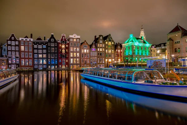 Amsterdams Kanäle im Abendlicht, Holländische Kanäle in Amsterdam Holland Niederlande im Winter in den Niederlanden — Stockfoto