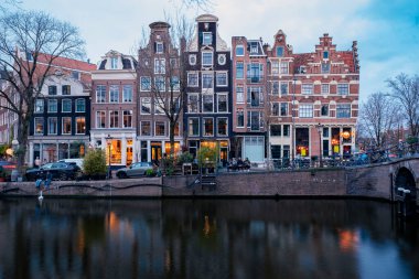 Amsterdam Hollanda, Hollanda 'da kışın akşam saatlerinde Hollanda Amsterdam' da ışıklı kanallar