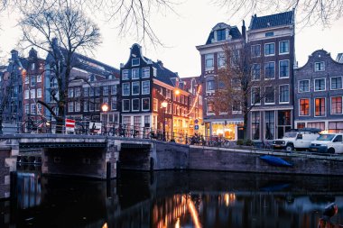 Amsterdam Hollanda, Hollanda 'da kışın akşam saatlerinde Hollanda Amsterdam' da ışıklı kanallar