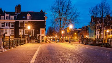 Amsterdam Hollanda, Hollanda 'da kışın akşam saatlerinde Hollanda Amsterdam' da ışıklı kanallar