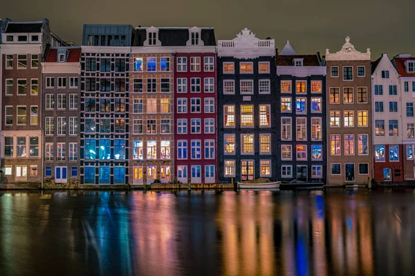 Amsterdam Niederlande, Kanäle mit Lichtern am Abend im Dezember während der Winterzeit in der niederländischen Stadt Amsterdam — Stockfoto