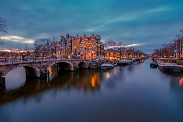 Amsterdam canals Netherlands, Amsterdam Holland during sunset evening during wintertime in the Netherlands — Stock Photo, Image