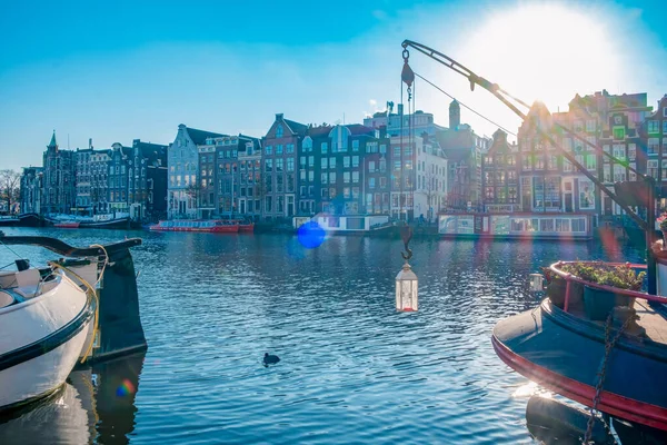 Amsterdam Niederlande, Kanäle mit Lichtern am Abend im Dezember während der Winterzeit in der niederländischen Stadt Amsterdam — Stockfoto