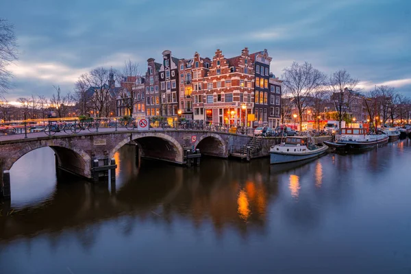 Amsterdam canali Paesi Bassi, Amsterdam Olanda durante la sera del tramonto durante l'inverno nei Paesi Bassi — Foto Stock