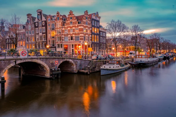 Amsterdam Pays-Bas, canaux avec lumières en soirée en décembre en hiver aux Pays-Bas Amsterdam ville — Photo