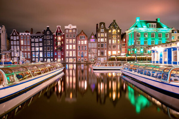 Амстердам Нидерланды, каналы с огнями вечером в декабре во время зимы в Нидерландах Амстердам