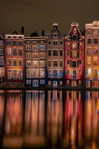 Amsterdam Niederlande, Kanäle mit Lichtern am Abend im Dezember während der Winterzeit in der niederländischen Stadt Amsterdam — Stockfoto