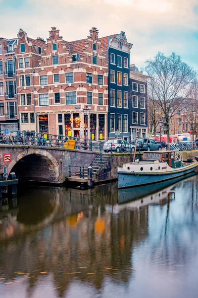 Amsterdam Nederland, grachten met lichtinval 's avonds in december tijdens de winter in Nederland Amsterdam stad — Stockfoto