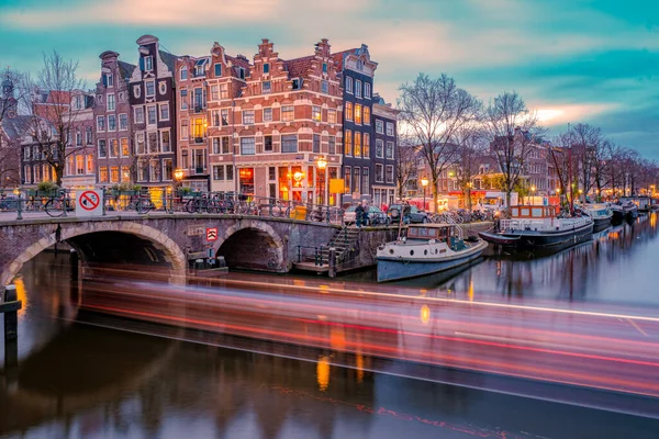 Amsterdam canali Paesi Bassi, Amsterdam Olanda durante la sera del tramonto durante l'inverno nei Paesi Bassi — Foto Stock