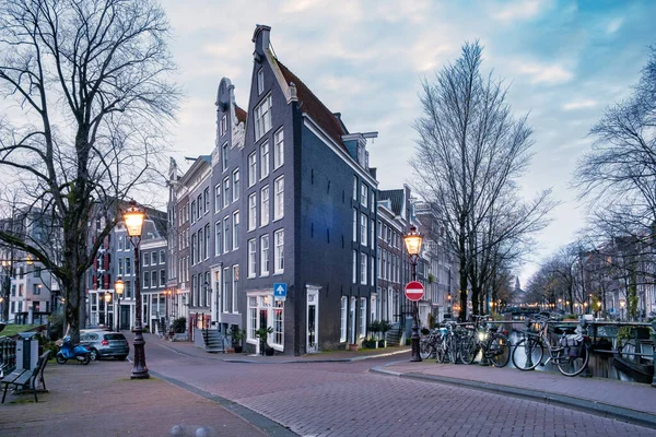 Amsterdam Niederlande, Kanäle mit Lichtern am Abend im Dezember während der Winterzeit in der niederländischen Stadt Amsterdam — Stockfoto