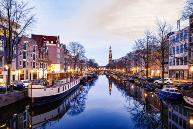 Amsterdam Hollanda, Hollanda 'da kışın akşam saatlerinde Hollanda Amsterdam' da ışıklı kanallar