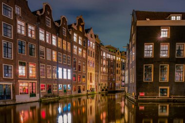 Amsterdam Hollanda, Hollanda 'da kışın akşam saatlerinde Hollanda Amsterdam' da ışıklı kanallar