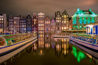 Amsterdam Hollanda, Hollanda 'da kışın akşam saatlerinde Hollanda Amsterdam' da ışıklı kanallar