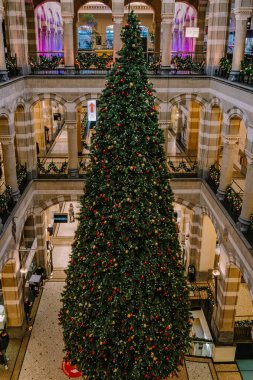 Amsterdam Hollanda Aralık 2020, Amsterdam 'daki alışveriş merkezinde noel ağacı
