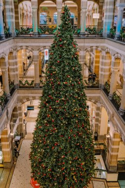 Amsterdam Hollanda Aralık 2020, Amsterdam 'daki alışveriş merkezinde noel ağacı