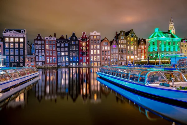 Les canaux d'Amsterdam en soirée, les canaux hollandais à Amsterdam Hollande Pays-Bas pendant l'hiver aux Pays-Bas — Photo