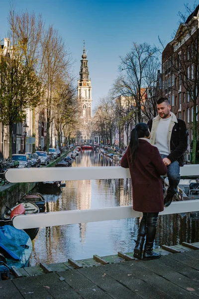 Пара мужчин и женщин во время поездки в исторический центр Амстердама Амстердам Голландия Нидерланды — стоковое фото