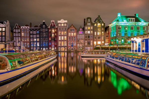 Amsterdam Nizozemsko, kanály se světly večer v prosinci během zimy v Nizozemí Amsterdam City — Stock fotografie