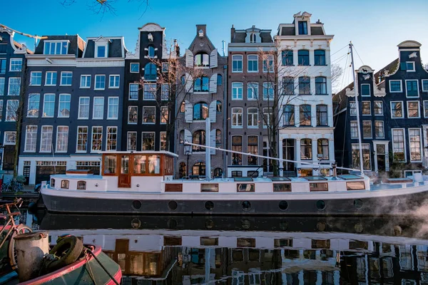 Amsterdam Niederlande, Kanäle mit Lichtern am Abend im Dezember während der Winterzeit in der niederländischen Stadt Amsterdam — Stockfoto