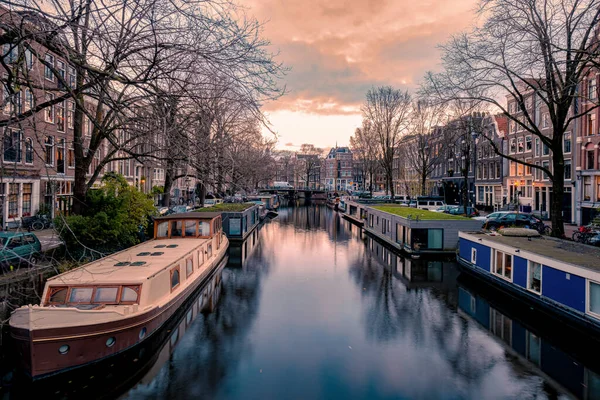 Amsterdam Hollanda, Hollanda 'da kışın akşam saatlerinde Hollanda Amsterdam' da ışıklı kanallar