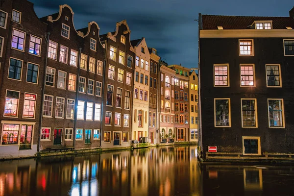 Amsterdams Kanäle im Abendlicht, Holländische Kanäle in Amsterdam Holland Niederlande im Winter in den Niederlanden — Stockfoto