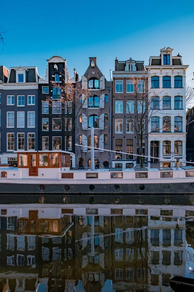 Amsterdams Kanäle im Abendlicht, Holländische Kanäle in Amsterdam Holland Niederlande im Winter in den Niederlanden — Stockfoto