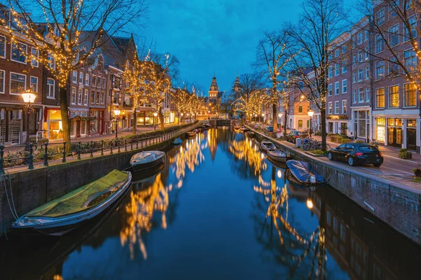 Amsterdam Pays-Bas canaux avec lumières de Noël au cours de Décembre, le centre historique du canal d'Amsterdam la nuit — Photo