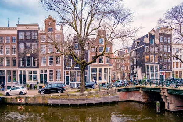 Amsterdam Niederlande, Kanäle mit Lichtern am Abend im Dezember während der Winterzeit in der niederländischen Stadt Amsterdam — Stockfoto