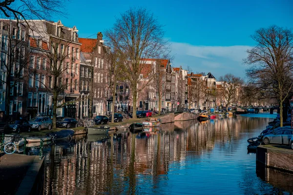 Amsterdam Niederlande, Kanäle mit Lichtern am Abend im Dezember während der Winterzeit in der niederländischen Stadt Amsterdam — Stockfoto