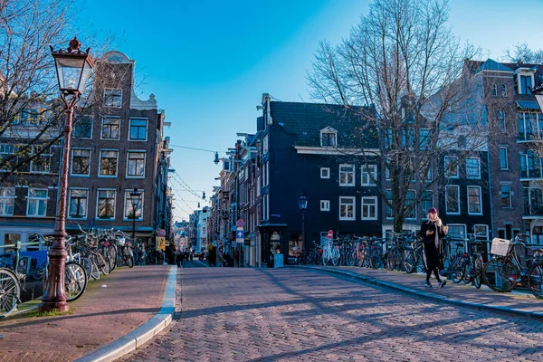 Amsterdam Niederlande Dezember 2020, leere Straße von Amsterdam im Dezember während der zweiten Sperrung in der Stadt mit covid 19 restriciont während des Coronavirus-Ausbruchs in den Niederlanden — Stockfoto