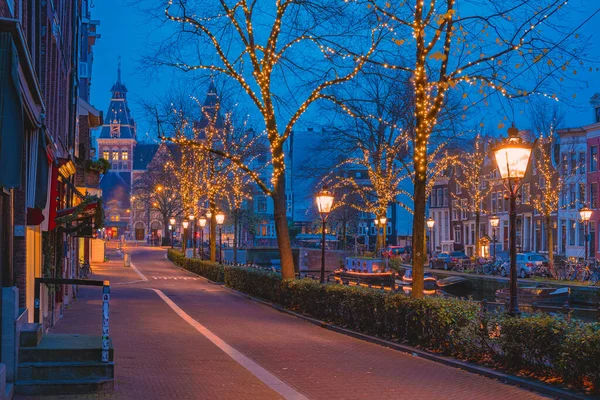 Amsterdam Nederland grachten met kerstverlichting in december, grachtengordel historisch centrum van Amsterdam 's nachts — Stockfoto