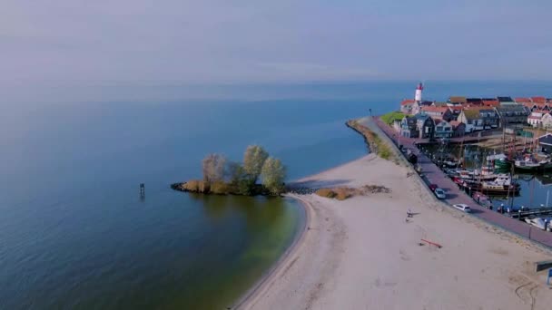 Urk Netherlands Flevoland, Маяк и старая историческая гавань Urk Holland — стоковое видео