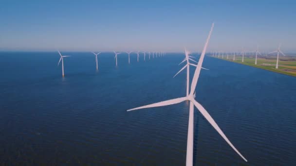 Turbinas de molinos de viento en Flevoland Países Bajos, turbinas de molinos de viento de energía verde junto al lago ijsselmeer en Holanda — Vídeos de Stock