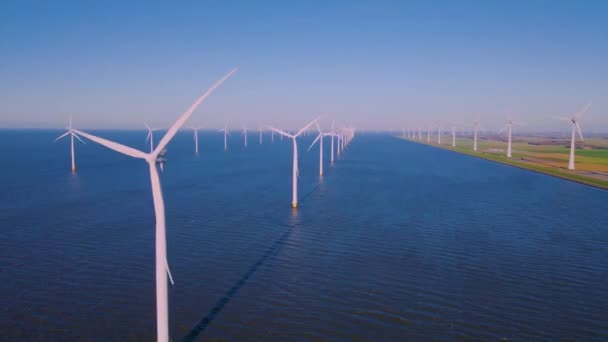 Ветряные мельницы во Флеволанде, ветряные турбины на озере Эйсселмер в Голландии — стоковое видео