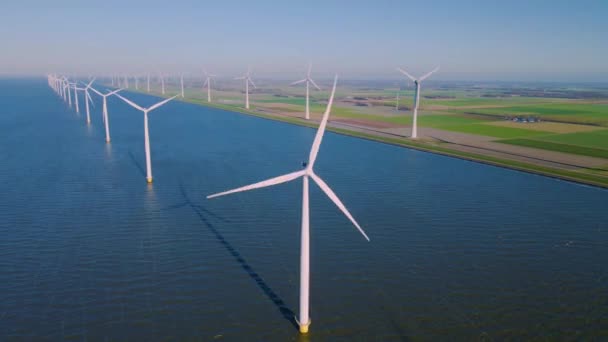 Hollanda Flevoland 'daki yel değirmeni türbinleri Hollanda' daki ijsselmeer gölünün yanındaki yeşil enerji rüzgar türbinleri. — Stok video