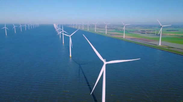 Turbinas de molinos de viento en Flevoland Países Bajos, turbinas de molinos de viento de energía verde junto al lago ijsselmeer en Holanda — Vídeos de Stock