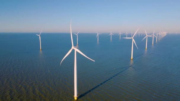 Turbinas de moinho de vento em Flevoland Holanda, turbinas de moinho de vento de energia verde junto ao lago ijsselmeer na Holanda — Vídeo de Stock