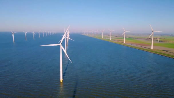 Turbinas de molinos de viento en Flevoland Países Bajos, turbinas de molinos de viento de energía verde junto al lago ijsselmeer en Holanda — Vídeos de Stock