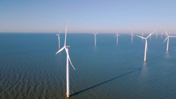 Turbinas de molinos de viento en Flevoland Países Bajos, turbinas de molinos de viento de energía verde junto al lago ijsselmeer en Holanda — Vídeos de Stock