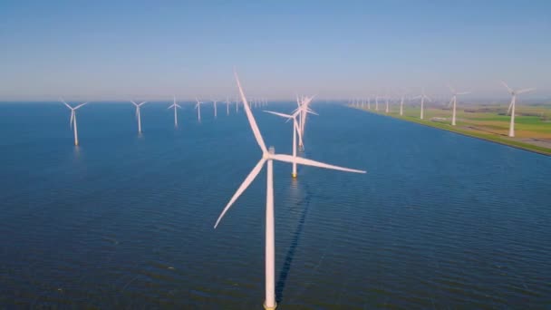 Turbinas de moinho de vento em Flevoland Holanda, turbinas de moinho de vento de energia verde junto ao lago ijsselmeer na Holanda — Vídeo de Stock