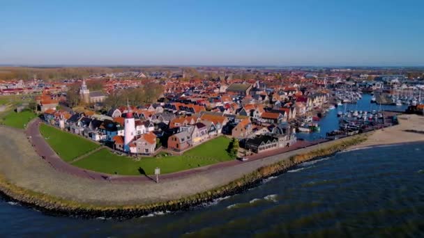 Urk Hollanda Flevoland, Deniz feneri ve Urk Hollanda 'nın eski tarihi limanı — Stok video