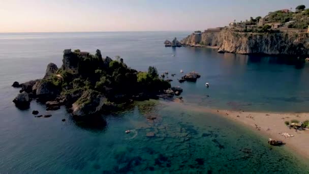 托米娜 · 西西里 · 伊萨 · 贝拉海滩从空中俯瞰全岛，托米娜 · 西西里 · 意大利的海滩 — 图库视频影像