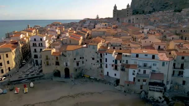 Cefalu Sicilia Italia, accogliente borgo colorato vicino Palermo Sicilia Italia dalla costa — Video Stock