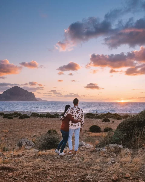 サン・ヴィート・ロー・カポ・シシリア,カップルの男性と女性中年訪問サン・ヴィート・ロー・カポ・シチリアのビーチ — ストック写真