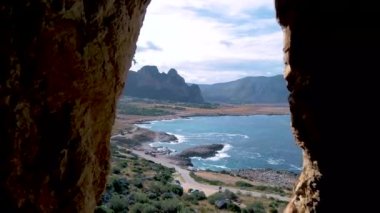 San Vito Lo Capo Sicilya, San Vito Lo Capo Sicilya sahilinde kayalıklar ve kayalar