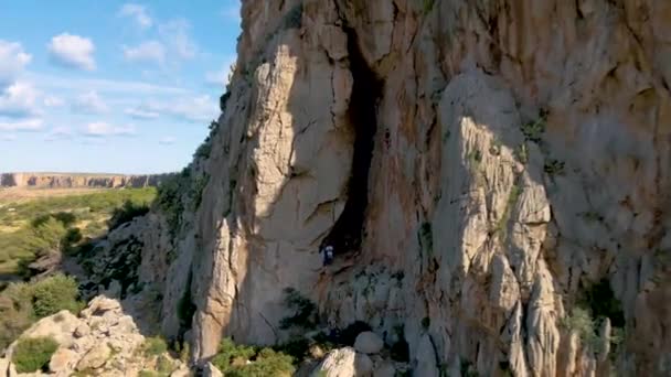 San Vito Lo Capo Sicilia, Paar Männer und Frauen mittleren Alters besuchen den Strand von San Vito Lo Capo Sizilien — Stockvideo