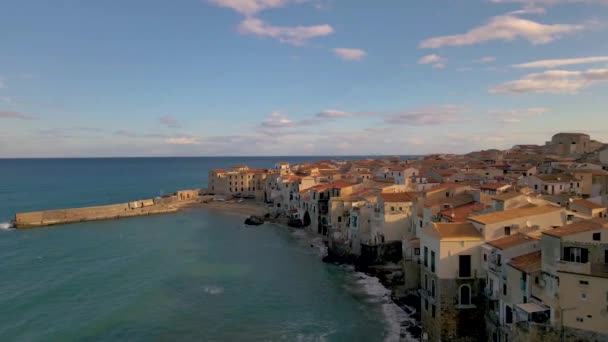 Cefalu Sycylia, zachód słońca na plaży Cefalu Sycylia Włochy, mężczyźni i kobiety w średnim wieku na wakacjach Sycylia — Wideo stockowe