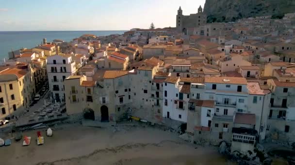 Cefalu Sicilien, solnedgång vid stranden i Cefalu Sicilien Italien, medelålders män och kvinnor på semester Sicilien — Stockvideo