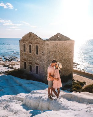 Punta Bianca Sicilya Agrigento, Sicilya 'da terk edilmiş evi olan beyaz uçurum kıyıları.